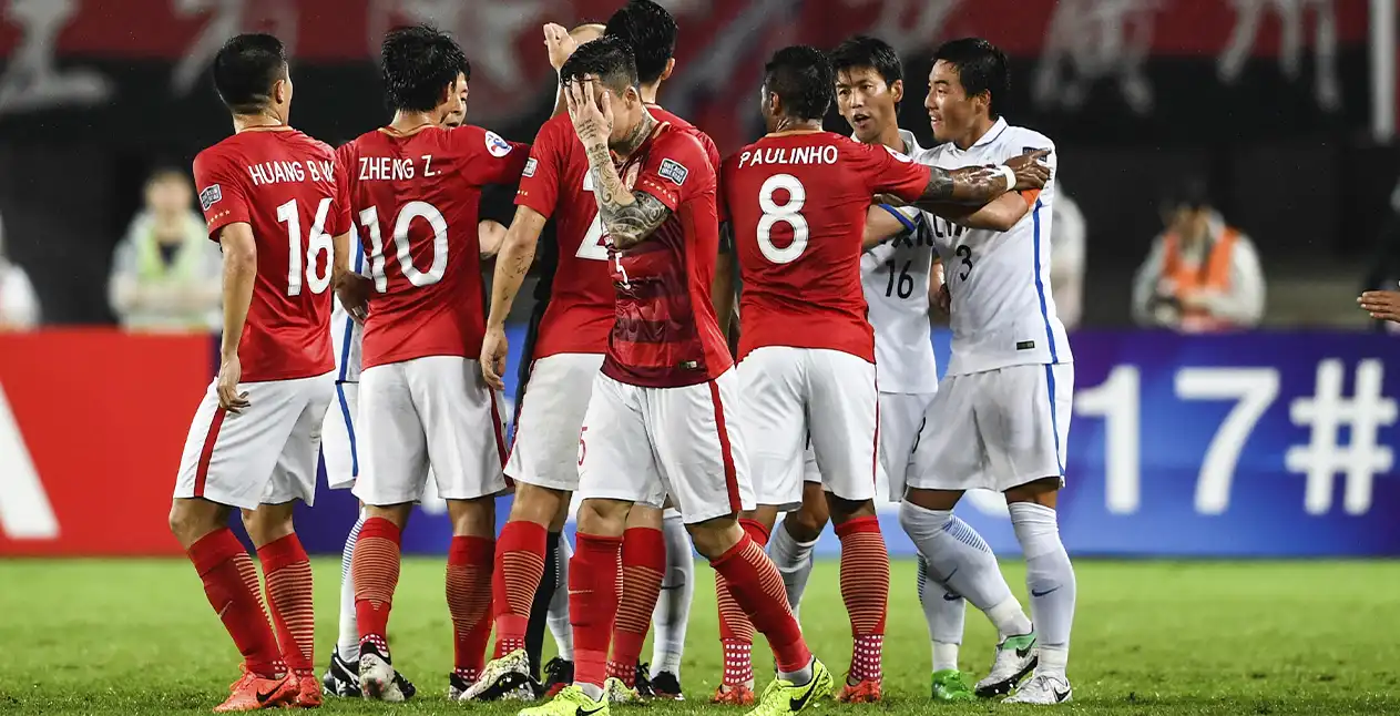 Футболісти з Китаю Гуанчжоу Евергранд, у червоному. 23 травня 2017 року.