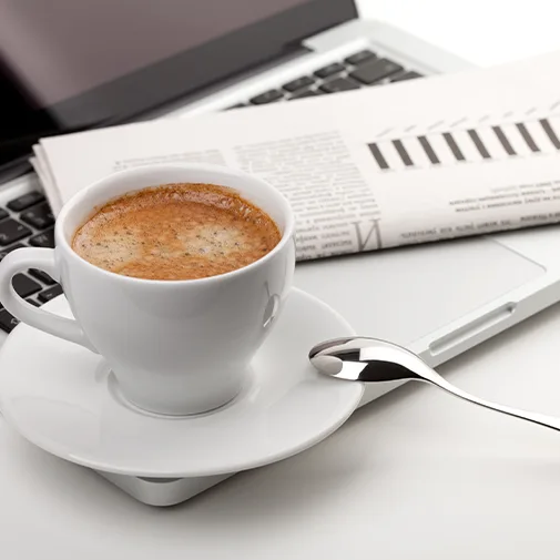 новини, чашка кави, ноутбук